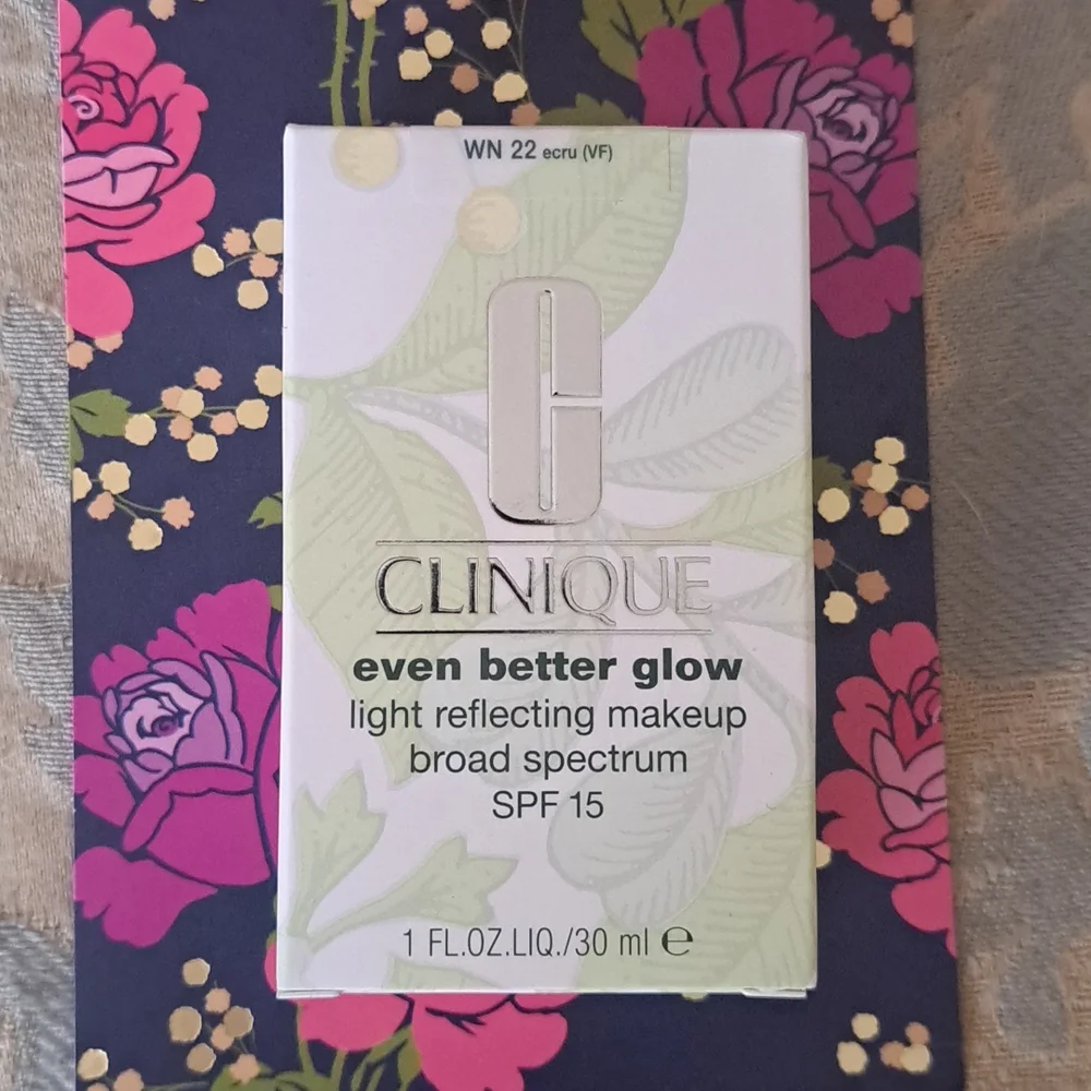 Ecru New Clinique Foundation Even Better Glow SPF 15